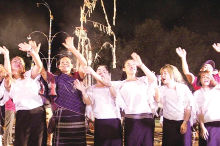 Nghệ nhân ưu tú Touneh Mabio (thứ hai từ trái sang) cùng các học trò.