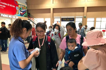 Hành trình lên tàu tại ga Sài Gòn.