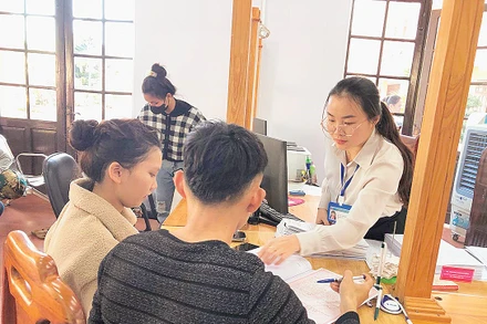 Cán bộ Trung tâm Phục vụ hành chính công xã Đức Trọng trả kết quả giải quyết thủ tục hành chính cho người dân.