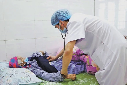 Thăm khám cho bệnh nhân sau mổ tại Bệnh viện Đa khoa Phong Thổ (tỉnh Lai Châu).