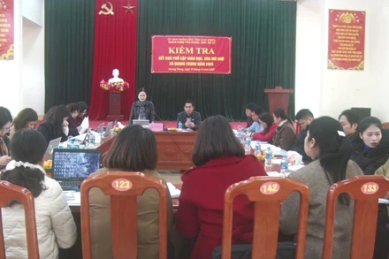 Đoàn công tác số 1 của tỉnh Cao Bằng kiểm tra, công nhận kết quả phổ cập giáo dục và xóa mù chữ tại xã Quang Trung.