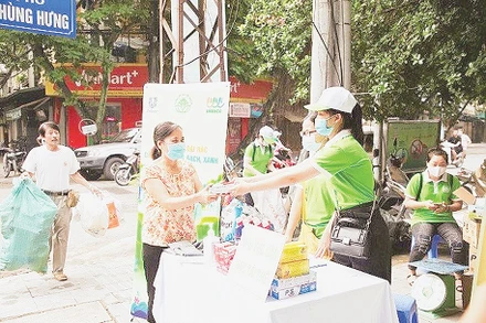 Công ty TNHH MTV Môi trường đô thị Hà Nội thí điểm đổi rác thải nhựa lấy quà, nhằm tạo thói quen phân loại rác trong nhân dân. Ảnh: Hoàng Hiệp
