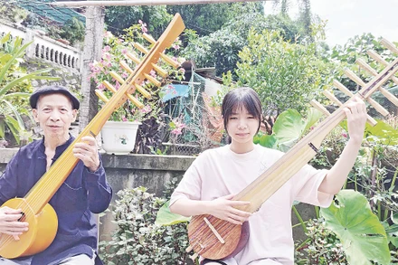 Nghệ nhân Dương Văn Thục và cháu gái hát then cùng đàn tính 12 dây.