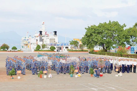 Cây, hoa được nâng niu từ miền Bắc, cùng các chiến sĩ chuẩn bị lên đường ra đảo.