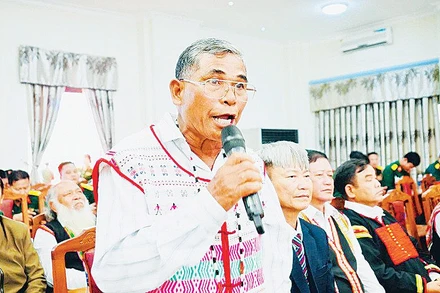 Đại biểu chia sẻ kinh nghiệm, cách làm hay tại cuộc gặp mặt 100 già làng, trưởng thôn, người có uy tín và chức sắc tôn giáo tiêu biểu khu vực Tây Nguyên, ngày 29/12. Ảnh: Phương Dung