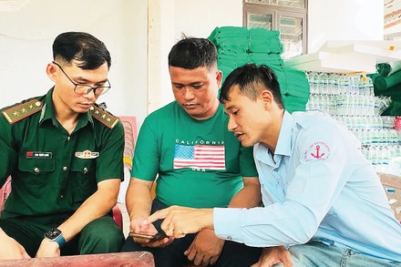 Ngư dân Quảng Ngãi khai báo xuất nhập bến, ghi nhật ký khai thác chỉ bằng vài thao tác trên điện thoại thông minh.