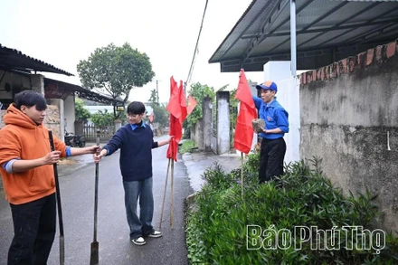 Đội sinh viên tình nguyện Vĩnh Phúc - Đại học Kinh tế quốc dân xây dựng công trình “Đường cờ Thanh niên”.