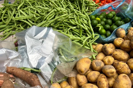 Ở chợ dân sinh, túi nylon thường được để sẵn, miễn phí, phục vụ người mua.