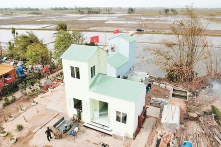 Những ngôi nhà mới vừa dựng lên tại Hòa Thịnh. Ảnh: XC