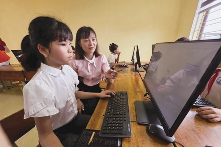 Dàn máy tính do các nhà hảo tâm vừa hỗ trợ Trường tiểu học Xuân Ái.