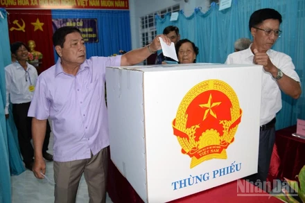 Cử tri bỏ phiếu bầu cử tại xã Tân Phước 1, tỉnh Đồng Tháp.