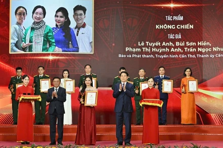 Chủ tịch nước Lương Cường và đồng chí Trần Cẩm Tú, Ủy viên Bộ Chính trị, Thường trực Ban Bí thư, Trưởng Ban Chỉ đạo 35 Trung ương trao giải A tặng các tác giả.