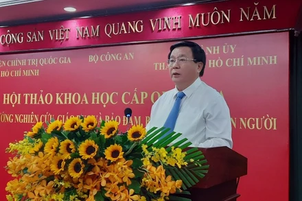 Giáo sư, Tiến sĩ Nguyễn Xuân Thắng, Ủy viên Bộ Chính trị, Giám đốc Học viện Chính trị quốc gia Hồ Chí Minh, Chủ tịch Hội đồng Lý luận Trung ương phát biểu tại hội thảo.