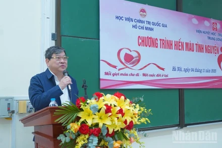 Phó Giáo sư, Tiến sĩ Nguyễn Duy Bắc phát biểu tại lễ phát động chương trình hiến máu tình nguyện. 