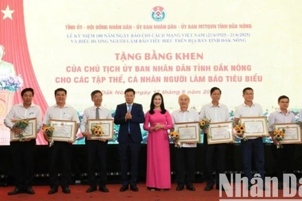 Lãnh đạo tỉnh Đắk Nông tặng bằng khen cho các tập thể và cá nhân thuộc các cơ quan báo chí trong và ngoài tỉnh có thành tích xuất sắc trong hoạt động báo chí, tuyên truyền trên địa bàn.