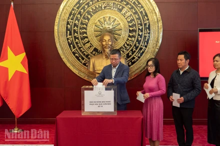 Đại sứ Phạm Thanh Bình, Công sứ Ninh Thành Công quyên góp ủng hộ đồng bào trong nước.