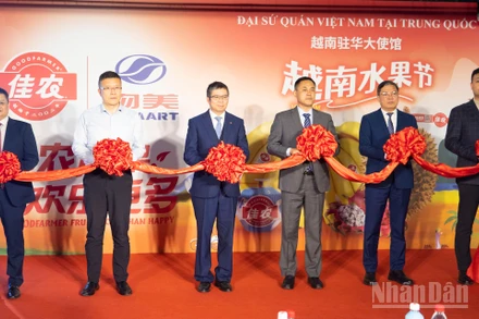 Lễ cắt băng khai trương Ngày hàng Việt Nam tại Trung Quốc và Lễ hội trái cây Việt Nam.