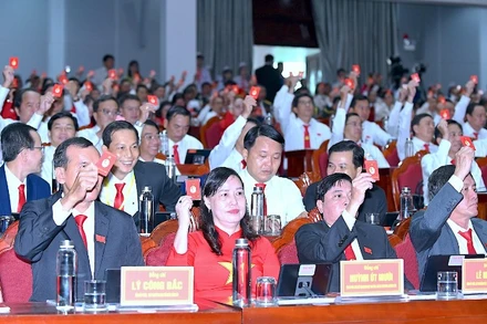 Biểu quyết thông qua Nghị quyết nhiệm kỳ 2025-2030 tại Đại hội đại biểu Đảng bộ tỉnh Cà Mau.