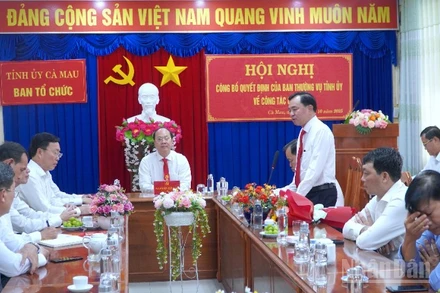 Hội nghị công bố các Quyết định của Ban Thường vụ Tỉnh ủy về công tác cán bộ tại Ban Tổ chức Tỉnh ủy Cà Mau.