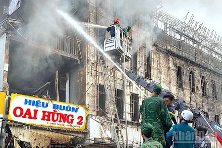 Lực lượng chức năng Cà Mau tham gia khống chế đám cháy lớn xảy ra trên địa bàn xã Năm Căn, tỉnh Cà Mau trong tháng 9/2025.