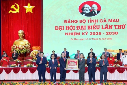 Thay mặt Bộ Chính trị, Ban Bí thư, đồng chí Trần Lưu Quang (thứ 3 từ phải qua) tặng bức trướng mừng Đại hội đại biểu Đảng bộ tỉnh Cà Mau lần thứ I, nhiệm kỳ 2025-2030.