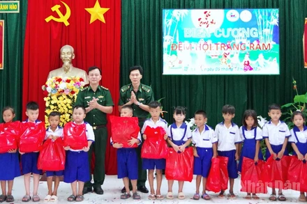 Cà Mau Đồn Biên Phòng Gành Hào (Thuộc Bộ Đội Biên Phòng Cà Mau) Tặng Quà Tết Trung Thu Cho Các Em Học Sinh Có Hoàn Cảnh Khó Khăn Miền Biển Xã Gành Hào, Tỉnh Cà Mau.