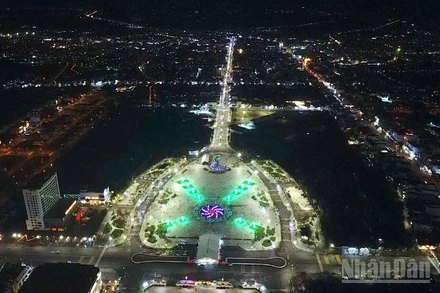 Quảng trường Phan Ngọc Hiển được xem là “trái tim” của đô thị Cà Mau lung linh sắc màu khi đêm xuống.