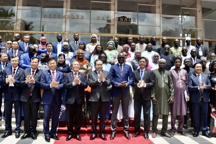 Chủ tịch Quốc hội Trần Thanh Mẫn và Chủ tịch Quốc hội Senegal El Malick Ndiaye chụp ảnh lưu niệm với các đại biểu hai nước dự lễ ký kết. (Ảnh: VĂN CHÚC)