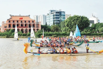 Hoạt động đua thuyền rồng trên sông Sài Gòn (Thành phố Hồ Chí Minh), một trong các hoạt động thu hút du lịch của thành phố. (Ảnh: MẠNH HẢO).