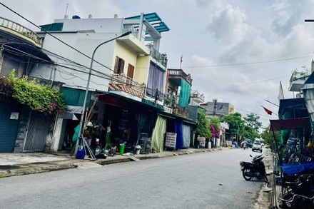 Một đoạn đường bê tông hóa khang trang theo tiêu chí nông thôn mới tại làng lụa đũi Nam Cao, huyện Kiến Xương, tỉnh Thái Bình, nay là xã Lê Lợi, tỉnh Hưng Yên. (Ảnh: HNV)