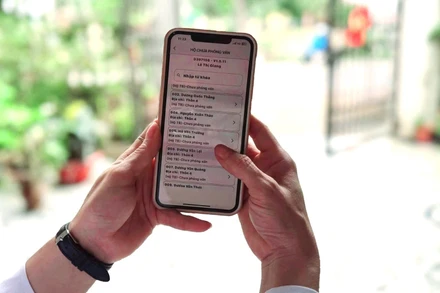 Phiếu điều tra điện tử ngay trên thiết bị điện thoại di động giúp quá trình thu thập thông tin của điều tra viên cơ sở nhanh, gọn, chính xác hơn. (Ảnh: HNV)