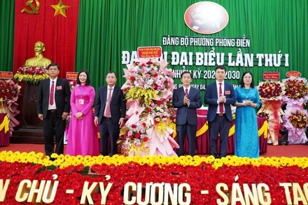 Lãnh đạo thành phố Huế tặng hoa chúc mừng Đại hội đại biểu Đảng bộ phường Phong Điền lần thứ nhất.