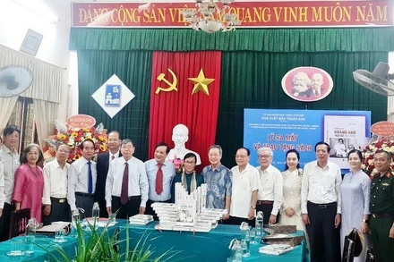 Các đồng chí nguyên lãnh đạo tỉnh Thừa Thiên Huế (nay là thành phố Huế) tham dự tại buổi ra mắt sách và trao tặng sách.