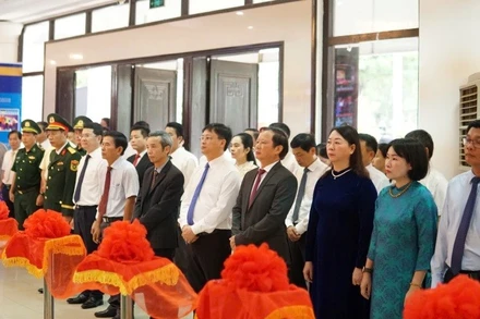 Lãnh đạo thành phố Huế và các ban, ngành tham dự và cắt băng khai mạc triển lãm.