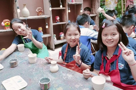 Các em học sinh trải nghiệm làm gốm ở Bát Tràng (xã Bát Tràng, Hà Nội).