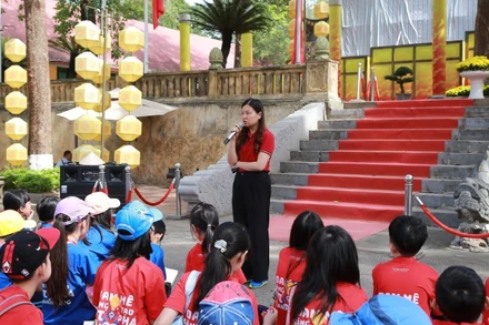 Khách du lịch đến với di sản Hoàng thành Thăng Long.