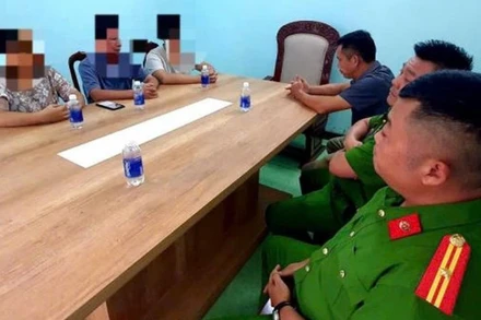 Công an phường Tân An,tỉnh Đắk Lắk làm việc với gia đình nạn nhân. (Ảnh: SỸ ĐỨC) 