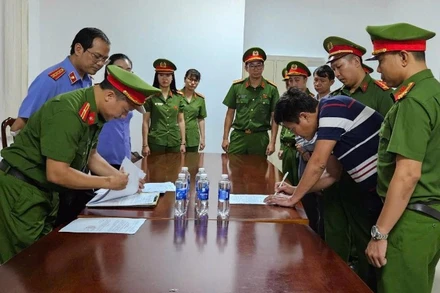 Cơ quan Cảnh sát điều tra Công an tỉnh Đắk Lắk tiến hành các thủ tục tố tụng, khởi tố vụ án hình sự, khởi tố bị can và bắt tạm giam đối với ông Nguyễn Ngọc Hoàng và Bùi Ngọc Đức.