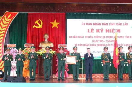 Thừa ủy quyền của Chủ tịch nước, Bí thư Tỉnh ủy Đắk Lắk Nguyễn Đình Trung trao tặng Huân chương Bảo vệ Tổ quốc hạng Nhì cho Bộ Chỉ huy Quân sự tỉnh Đắk Lắk.