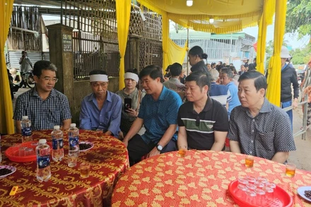 Phó Chủ tịch Ủy ban nhân dân tỉnh Đắk Lắk Nguyễn Thiên Văn (người thứ 3 từ phải sang) thăm hỏi, chia buồn với thân nhân các nạn nhân.