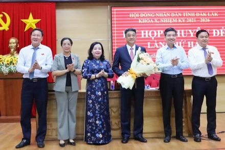 Lãnh đạo Tỉnh ủy, Hội đồng nhân dân, Ủy ban nhân dân tỉnh Đắk Lắk tặng hoa chúc mừng đồng chí Từ Thái Giang. (Ảnh: Minh Huệ)