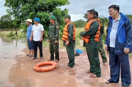 Lãnh đạo xã Ia Lốp cùng cán bộ, chiến sĩ Đồn Biên phòng Ea H’leo và các lực lượng đến vùng ngập lụt hỗ trợ người dân.