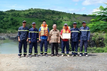 Phó Bí thư Đảng ủy, Chủ tịch Ủy ban nhân dân xã Ea Wer Nguyễn Hữu Truyền trao Giấy khen của Ủy ban nhân dân xã tặng lực lượng cảnh sát phòng cháy chữa cháy và cứu nạn, cứu hộ đã nỗ lực tham gia cứu hộ.