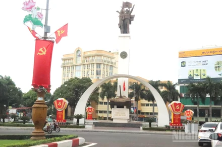 Khu vực tượng đài Ngã 6 Buôn Ma Thuột, trung tâm tỉnh Đắk Lắk được trang trí lộng lẫy chào mừng Đại hội đại biểu Đảng bộ tỉnh lần thứ I, nhiệm kỳ 2025-2030.