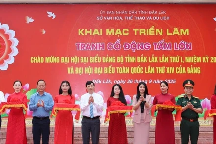 Các đại biểu cắt băng khai mạc triển lãm.