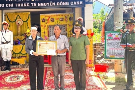 Thừa ủy quyền của Chủ tịch nước, Thiếu tướng Ngô Hoài Thu, Phó Cục trưởng Cục Công tác chính trị, Bộ Công an đã trực tiếp trao tặng Huân chương Bảo vệ Tổ quốc hạng Ba cho thân nhân đồng chí Nguyễn Đông Cánh tại gia đình. (Ảnh: VĂN THÀNH)