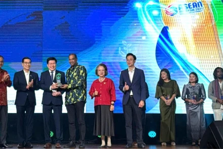 Ông Thái Anh Tuấn, Tổng Giám đốc Simexco Daklak (người đứng thứ 3 từ trái sang) nhận giải thưởng từ Ban tổ chức tại lễ trao giải.