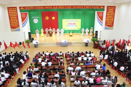 Quang cảnh buổi lễ khai giảng năm học mới của Trường trung học phổ thông Dân tộc nội trú N’Trang Lơng.