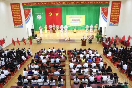 Thầy cô giáo và học sinh Trường trung học phổ thông dân tộc nội trú N'Trang Lơng, tỉnh Đắk Lắk khai giảng năm học mới.