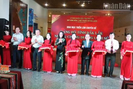 Các đại biểu cắt băng khai mạc triển lãm.